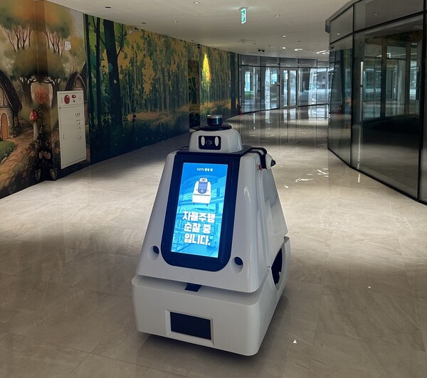 5세대 이동통신(5G) 특화망인 ‘이음5G’ 기반의 서비스로봇 중 순찰로봇 모습/사진제공=세종시청