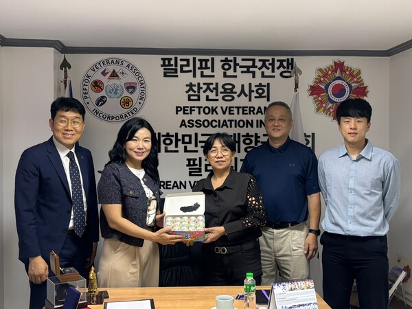 대한공기게임협회 관계자들이 필리핀 재향군인회 지도자들과 간담회를 갖고 기념촬영을 하고 있다./사진제공=대한공기게임협회