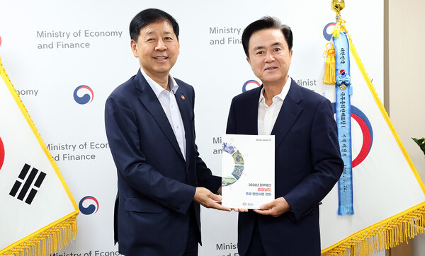 김태흠 충남도지사(우)가 구윤철 경제부총리를 만나 지원을 요청하며 기념촬영 하고 있다./사진제공=충남도청