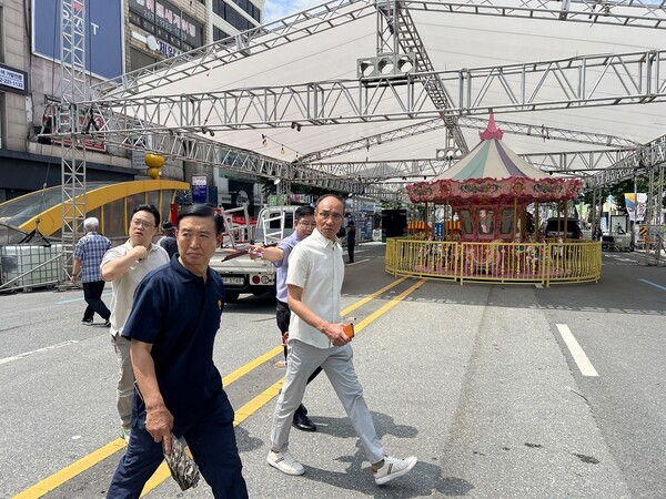 대전자치경찰위원회가 ‘대전 0시 축제’ 현장의 안전점검을 실시하고 있다./사진제공=대전시청