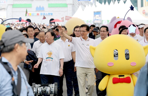 조원휘 대전시의회 의장이 대전 0시 축제 개막 퍼레이드에 참여하고 있다./사진제공=대전시의회