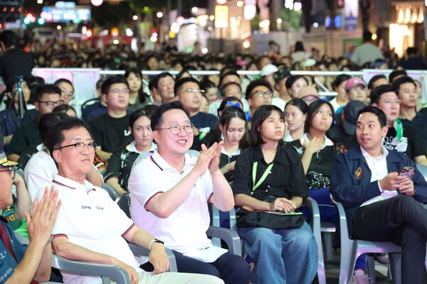 객석에 앉아 있는 이장우 대전시장