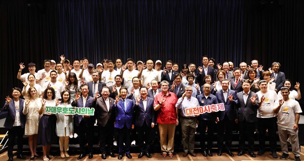 자매우호도시 관계자들과 리셉션 진행 기념촬영 모습/사진제공=대전시청