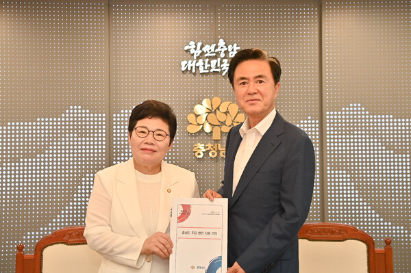 김태흠 충남도지사가 임이자 국회 기획재정위원회 위원장을 접견하고 기념촬영 하고 있다./사진제공=충남도청