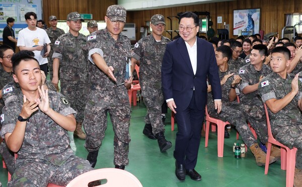이장우 대전시장이 505여단 방문해 장병들을 격려하고 있다./사진제공=대전시청