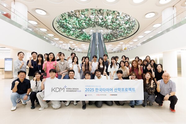 한국타이어-한국디자인진흥원 간 디자인 산학협력 프로젝트 진행 기념촬영 모습/사진제공=한국타이어