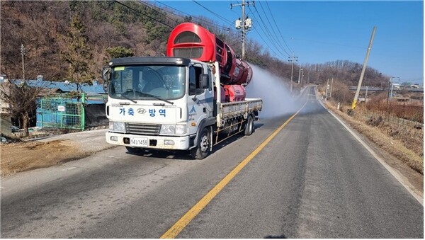 지난 2월 25일 가금 밀집사육단지인 세종시 부강면 충광농원을 소독하는 방역차량 모습/사진제공=세종시청