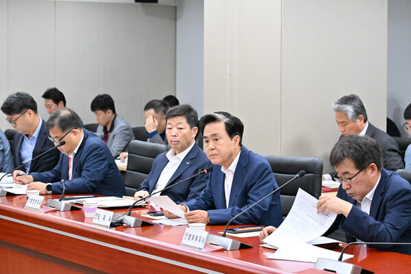 김태흠 도지사가 실국원장회의를 주재하고 있다./사진제공=충남도청