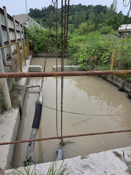 골재 가공업체의 세륜시설 옆 물웅덩이/세종TV=공동취재팀