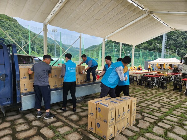 합천군에 병입수돗물을 지원하고 있는 모습/사진제공=한국수자원공사
