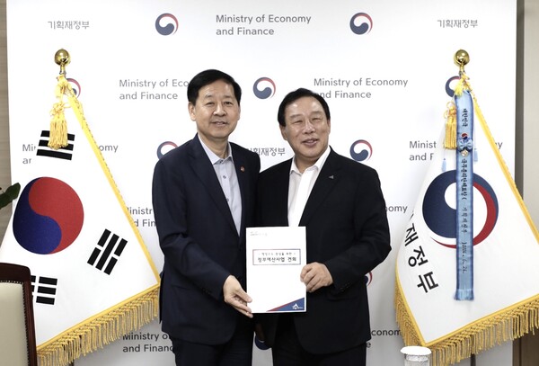 최민호 세종시장(우)이 구윤철 경제부총리와 면담 후 기념촬영 하고 있다./사진제공=세종시청