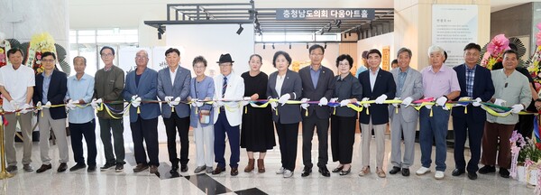 충남도의회의 ‘목공예와 석공예 특별전’ 작가와의 만남 행사 개최 기념촬영 모습/사진제공=충남도의회