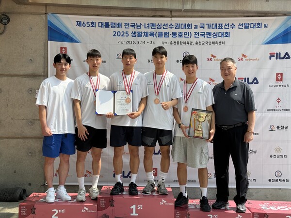 대전대 펜싱팀이 제65회 대통령배 전국남·녀펜싱선수권대회 에뻬 단체전 3위를 기록, 기념촬영 하고 있다./사진제공=대전대