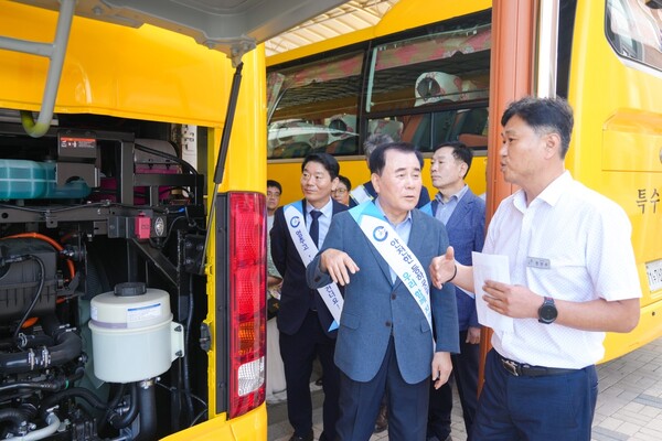 김지철 충남도교육감이 충남 최초 친환경 수소전기 통학버스 도입 현장을 방문한 모습/사진제공=충남도교육청