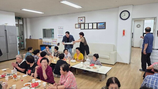 경기도 파주시乙 국민의힘 당원협의회가 23일 일부 당직자들과 함께 지역 내 아파트 단지 노인회를 찾아 어르신들에게 음식을 제공하는 봉사활동을 전개하고 있다./사진=한길룡 위원장 SNS 캡쳐
