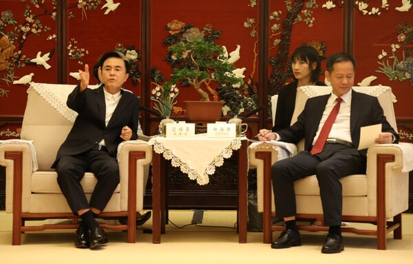 김태흠 충남도지삭(좌)가 정하이타오 양저우시장을 만나고 있다./사진제공=충남도청