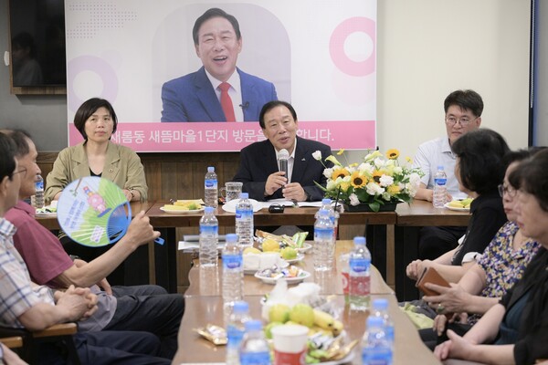 최민호 세종시장이 새롬동 주민과 대화하고 있다./사진제공=세종시청