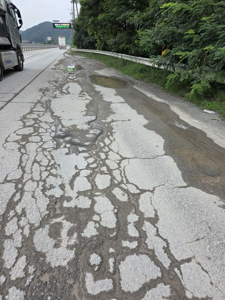 골재 가공업체에서 대형 덤프트럭들이 진출하는 도로 부분/세종TV=공동취재팀