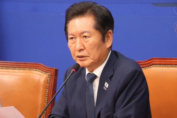 더불어민주당 정청래 대표가, 국민의힘 송언석 비대위원장이 '경제 내란법'이라고 한 것과 관련, ‘누가 내란을 일으켰느냐’며 참 미숙한 발언이라고 되받아쳤다. 정청래 대표/사진=세종TV DB