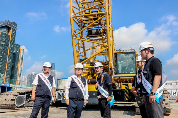 계룡건설 윤길호 대표이사(왼쪽에서 두 번째)가 ‘안전한 일터 프로젝트’ 결의대회와 함께 현장 안전 점검을 진행하고 있다./사진제공=계룡건설
