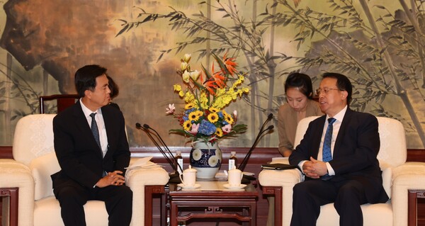 김태흠 지사가 궁정 상하이시장을 만나 ‘첨단 미래산업 협력’ 등을 제안하고 있다./사진제공=충남도청