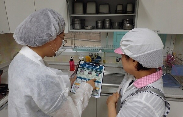 ‘안전한 먹거리, 안심 숙박 준비‘ 점검 모습/사진제공=파주시청