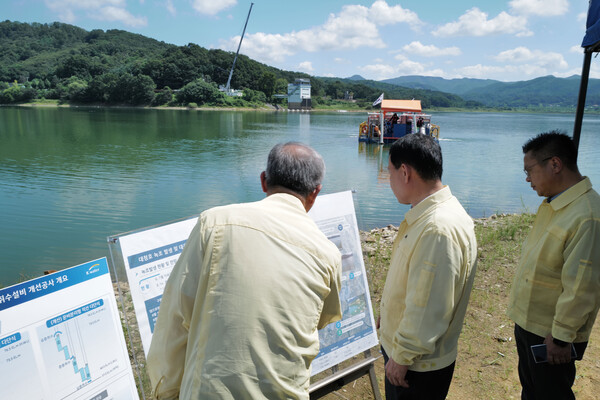 윤석대 사장이 대청댐 녹조 대응 현장을 점검하고 있다./사진제공=한국수자원공사