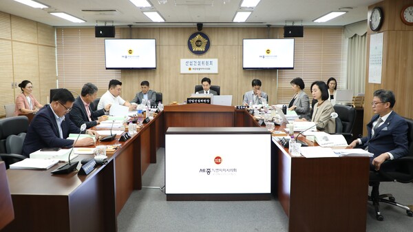세종시의회 산업건설위원회가 제100회 임시회 제2차 회의를 열고 조례안을 심의하고 있다./사진제공=세종시의회