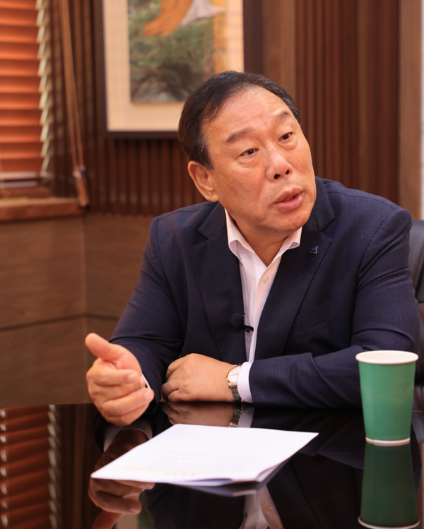 최민호 세종시장이 (사)세종신문방송언론인협회 소속 언론사들과 인터뷰 하고 있다./세종TV=최정현 기자