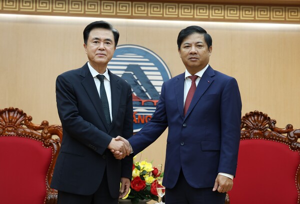 김태흠 지사가 르엉 응우옌 민 찌엣 인민위원장과 환담하기 전 기념촬영 하고 있다./사진제공=충남도청