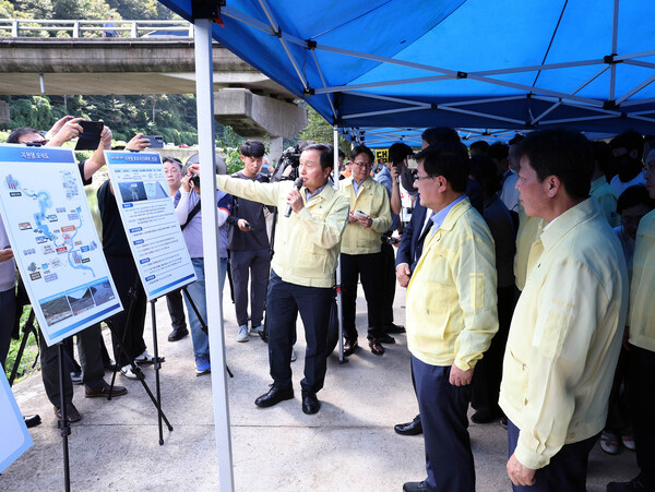 박정주 행정부지사가 김성환 환경부장관을 만나 당초 계획대로 지천댐을 건설해 줄 것을 요청하고 있다./사진제공=충남도청