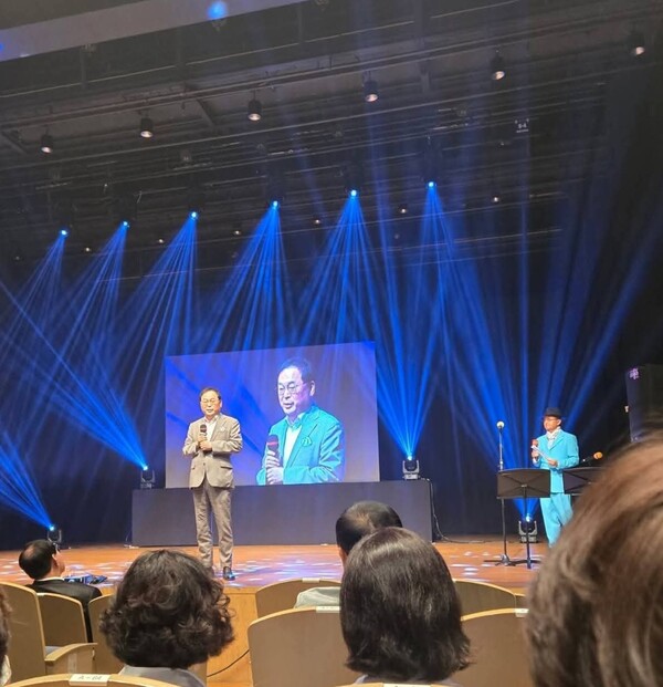 출판기념회 축사를 하는 김명수 한국노동경제연구원 원장(김일 홍보대사)