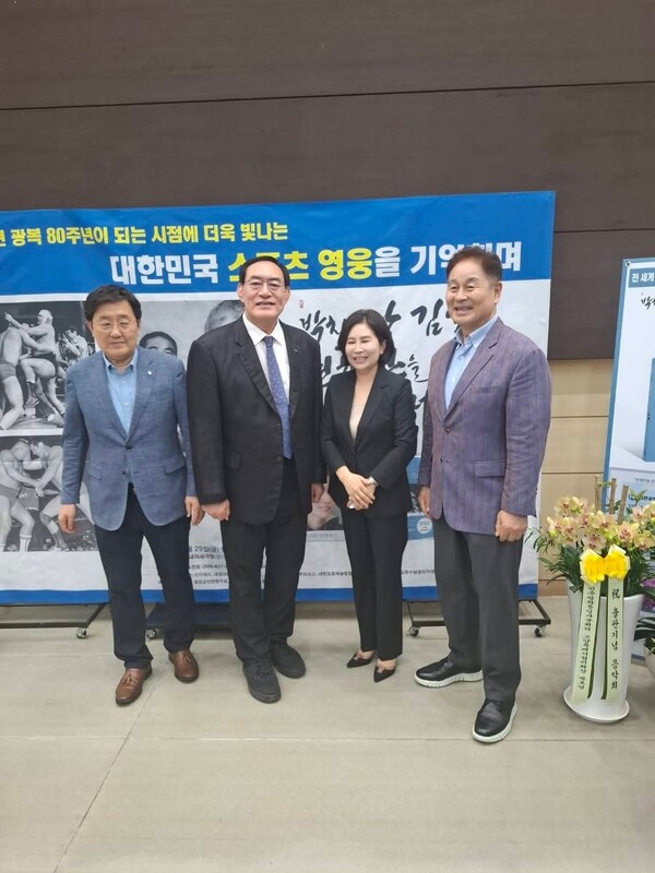 이날 행사에 참석한 이용길 모아북스 대표, 하형주 국민체육진흥공단 이사장, 김선아 작가, 김수홍 대한프로레슬링협회 회장(좌측 부터)