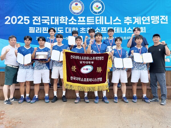 추계연맹전 단체전 우승·개인 복식 메달 획득 기념촬영 모습/사진제공=대전대