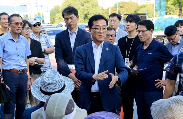 조원휘 의장이 대전시가 충대농대입구 삼거리 인근에 설치 예정인 대전도시철도 2호선 트램 정거장에 대해 위치 적합성을 파악하기 위해 관계 직원들과 현장을 방문한 모습/사진제공=대전시의회