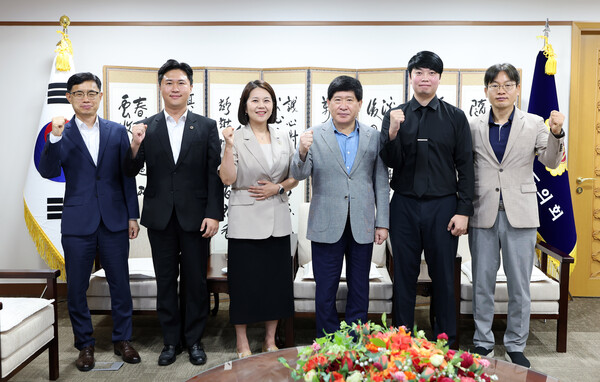 갑질신고 처리 공정성 제고 위한 상담조사관 위촉 기념촬영 모습/사진제공=충남도의회