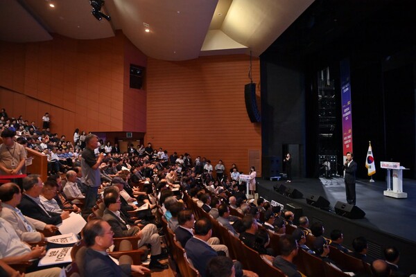 김태흠 충남지사가 민선8기 4년차 시군 방문 세 번째 일정으로 공주를 찾아 시민들과 이야기를 나누고 있다./사진제공=충남도청