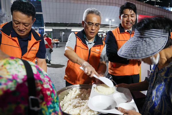 지난 3일 오후 대전역 광장 거리 급식소에서 목원대 이희학 총장(가운데)과 교직원, 학생들이 노숙인에게 밥을 배식하고 있다./사진제공=목원대