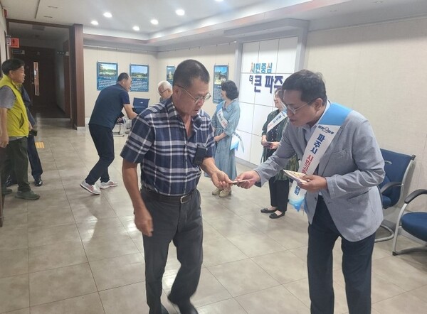 파주시 시민고충처리위원회는 관내 읍면동 행정복지센터를 직접 발로 뛰며 시민들의 고충민원 해결에 나서 큰 반향(反響)을 일으키고 있다. (사진=파주시)