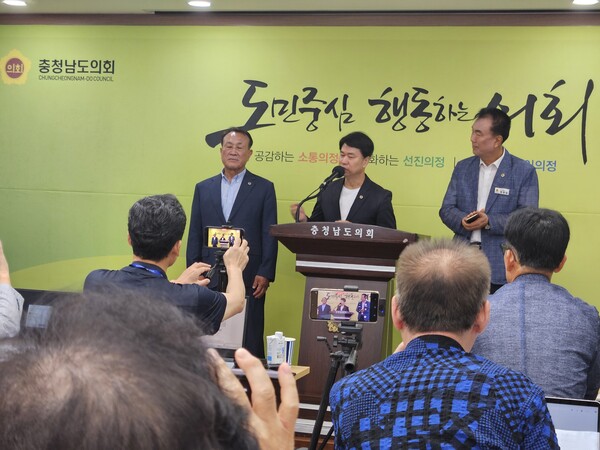 충남도의회 이상근 교육위원장(가운데)이 성명을 발표하고 있다./세종TV=최정현 기자