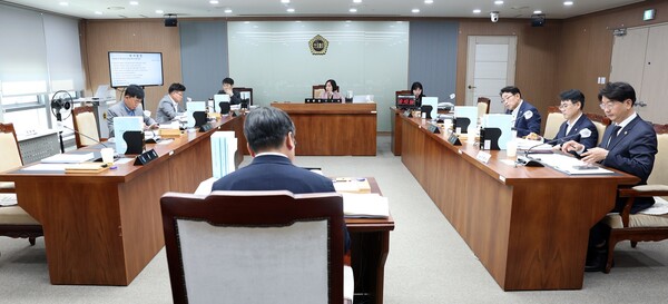 충남도의회 보건복지환경위원회가 지난 4일 제361회 임시회 3차 회의를 개최하고 있다./사진제공=충남도의회
