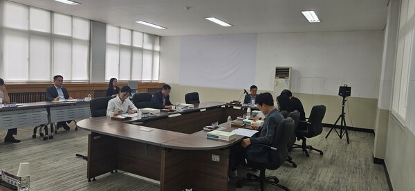 대전자치경찰위원회가 정기 안건 회의를 열고 있다./사진제공=대전시청