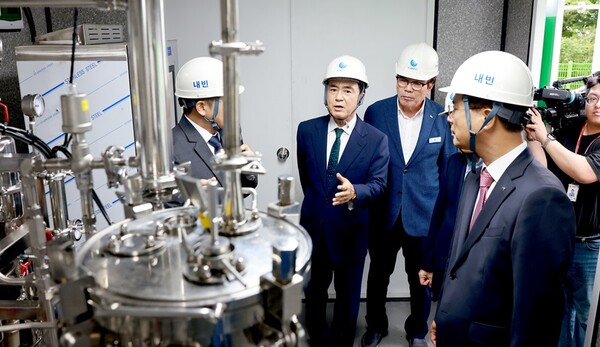 김태흠 충남도지사가 ‘그린올(Green-ol) 신에너지 기술 실증’ 시연회에 함께 한 모습/사진제공=충남도청