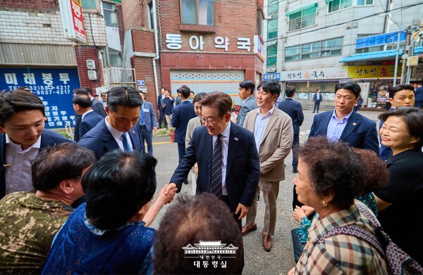 이재명 대통령의 국정수행 지지도 조사에서 지난달 중순 이후 꾸준한 상승세를 이어가며 이달 초 조사에선 '민생정책'에 힘입어 2.4%p가 오른 56%를 기록한 것으로 나타났다. (사진=대통령실)