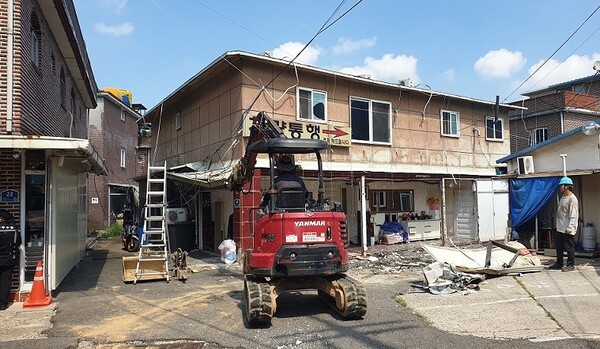 파주시는 경기도가 31개 시군을 대상으로 한 ‘2025년 위반건축물 관리’에 대한 평가에서 3년 연속 ‘최우수 기관’에 선정되는 영광을 안았다. /사진은 위반 건축물 행정 대집행(철거) 모습. (사진=세종TV DB)