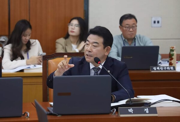 더불어민주당 박정 의원은 8일 접경지역 내 농민들의 원활한 영농활동을 위한 ‘군사기지 및 군사시설 보호법 개정안’을 대표(공동) 발의했다.(사진제공=세종TV DB)