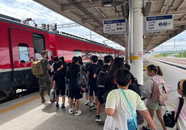 대전지역 꿈나무들이 자원봉사와 여행을 함께 하는 즐겁고 보람 있는 시간을 갖고 있다./사진제공=국가철도공단