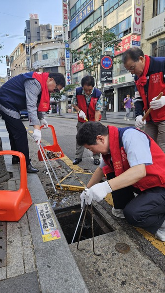 파고다공원 골목 곳곳을 청결하게 청소하는 Save Earth Save US 일원