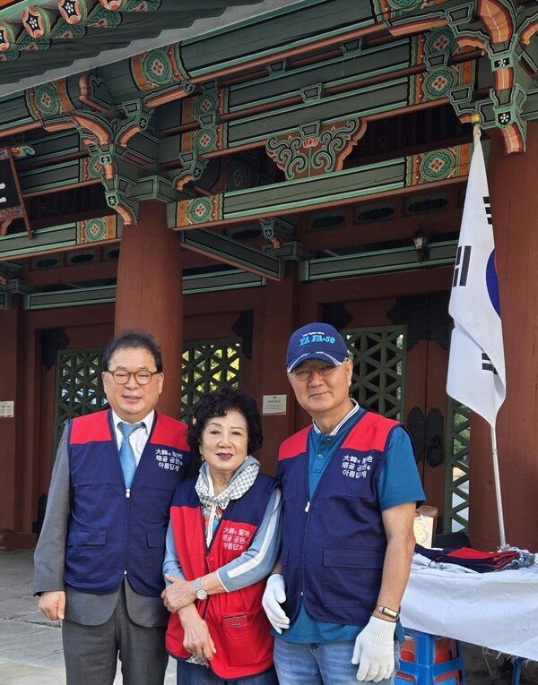 김명수 한국노동경제연구원 원장(맨 좌측)과 이정애 애몽화장품 회장, 윤학수 KBS청춘합창단 단장