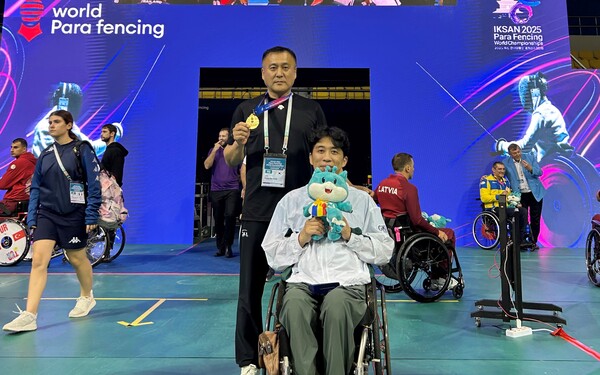 GKL휠체어펜싱팀이 ‘2025 익산 장애인펜싱 세계선수권대회’에서 입상했다.(GKL휠체어펜싱팀소속 박상민 감독과 박천희 선수)/사진제공=세종시 체육진흥과